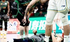 九游娱乐娱乐-比赛频频暂停，球员疲惫不堪