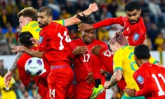 九游娱乐在线登录-火爆足球赛场上球员拼尽全力争夺胜利