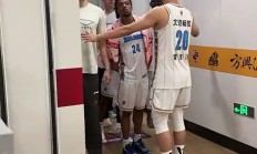 九游娱乐活动-包含CBA比赛现场球迷频频拍手叫好创造欢乐氛围的词条