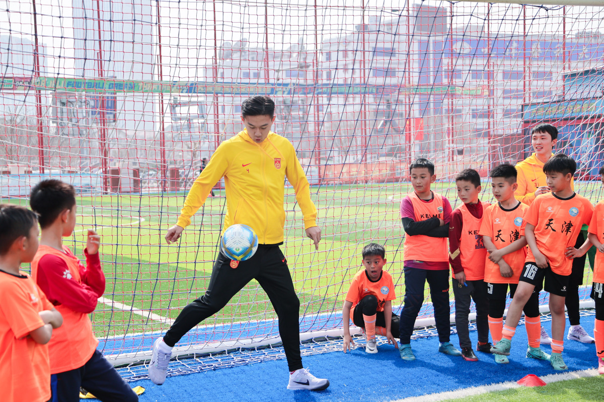 足球界新标准引发球员交流和思考