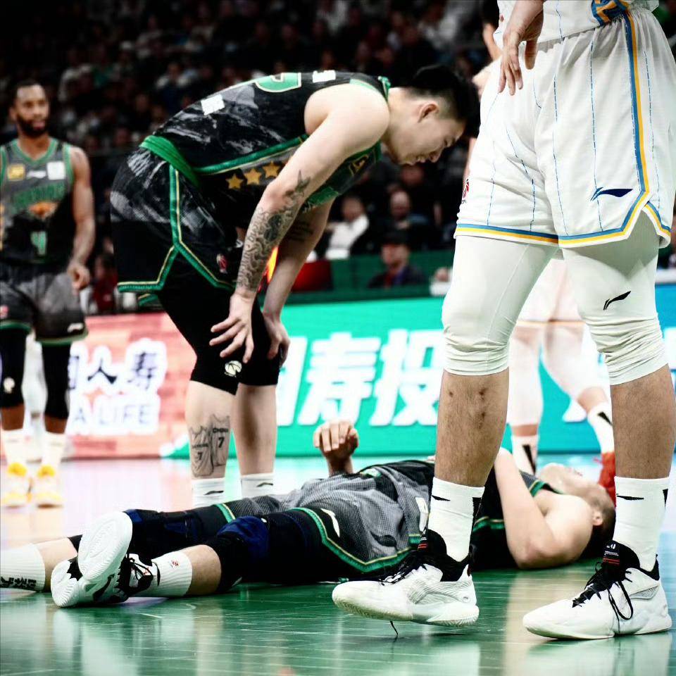 比赛频频暂停，球员疲惫不堪