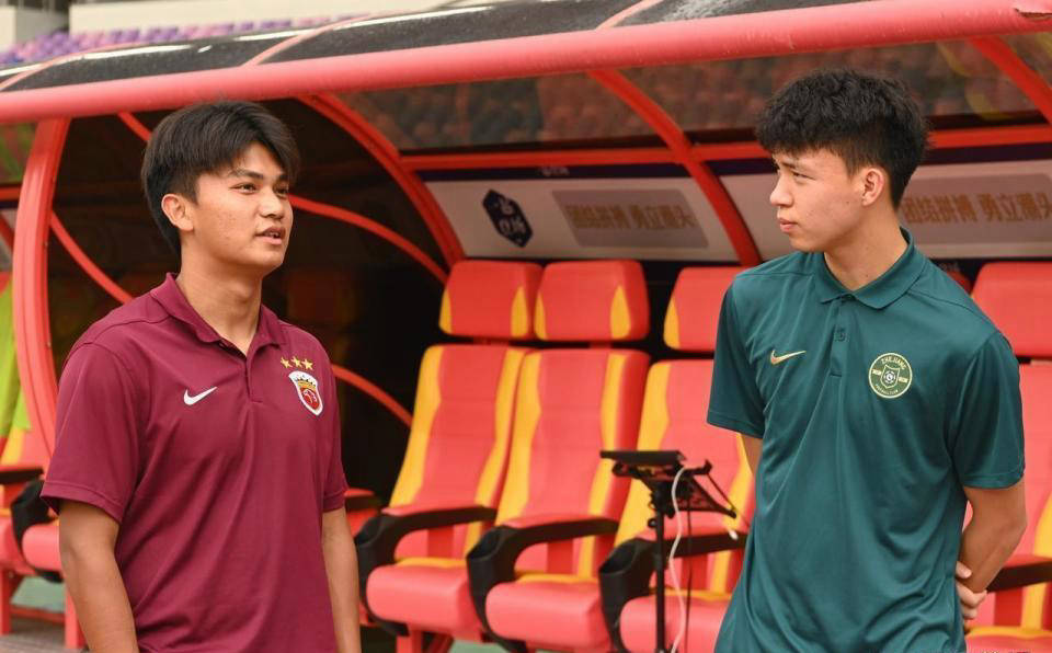 比赛频频暂停，球员疲惫不堪