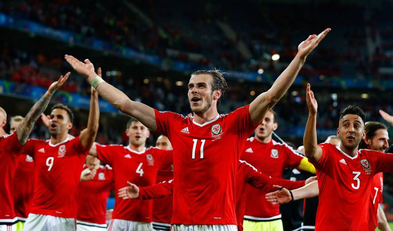 威尔士队实现逆转，跻身前列