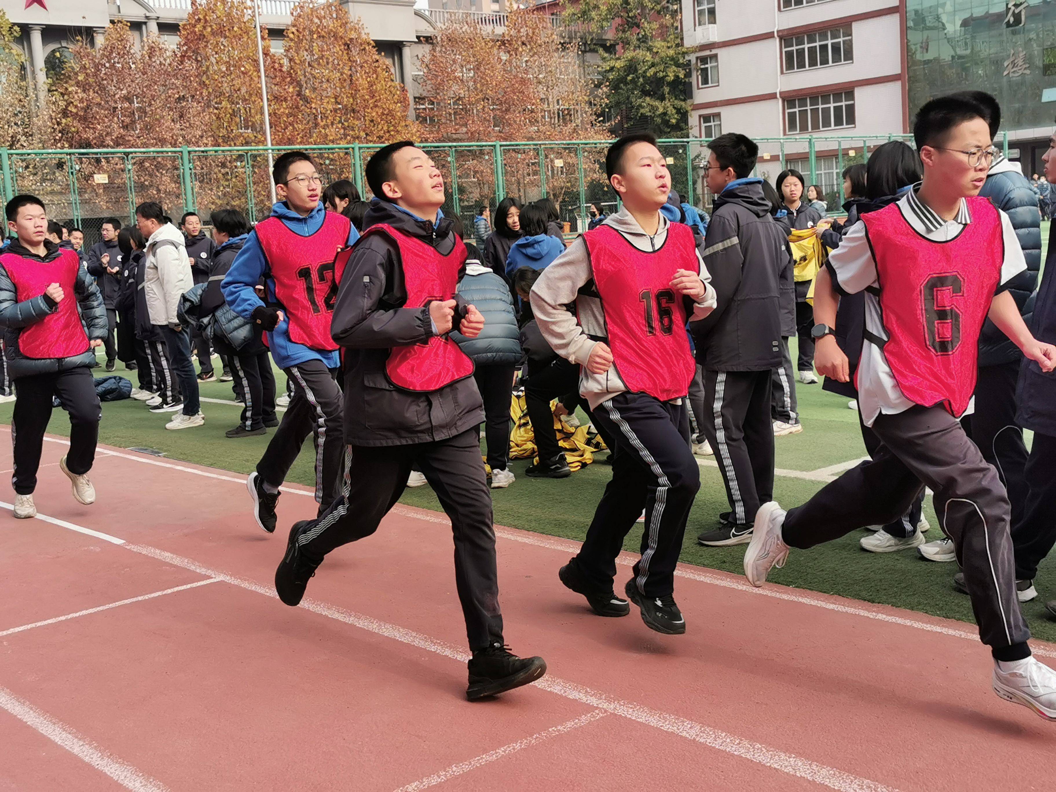 体育精神!比赛中展现出的体育精神感人至深 体育精神!比赛中展现出的体育精神感人至深