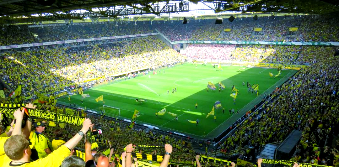 足球比赛球场配备新的灯光系统,提升观赛体验 足球比赛球场配备新的灯光系统,提升观赛体验