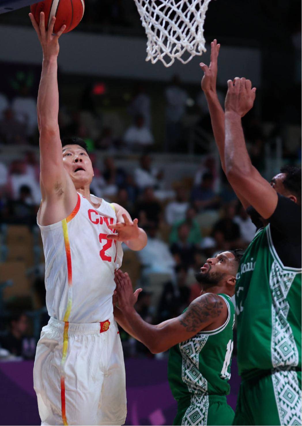 关键时刻决胜负,球员突破对方防线成功得分 关键时刻决胜负,球员突破对方防线成功得分