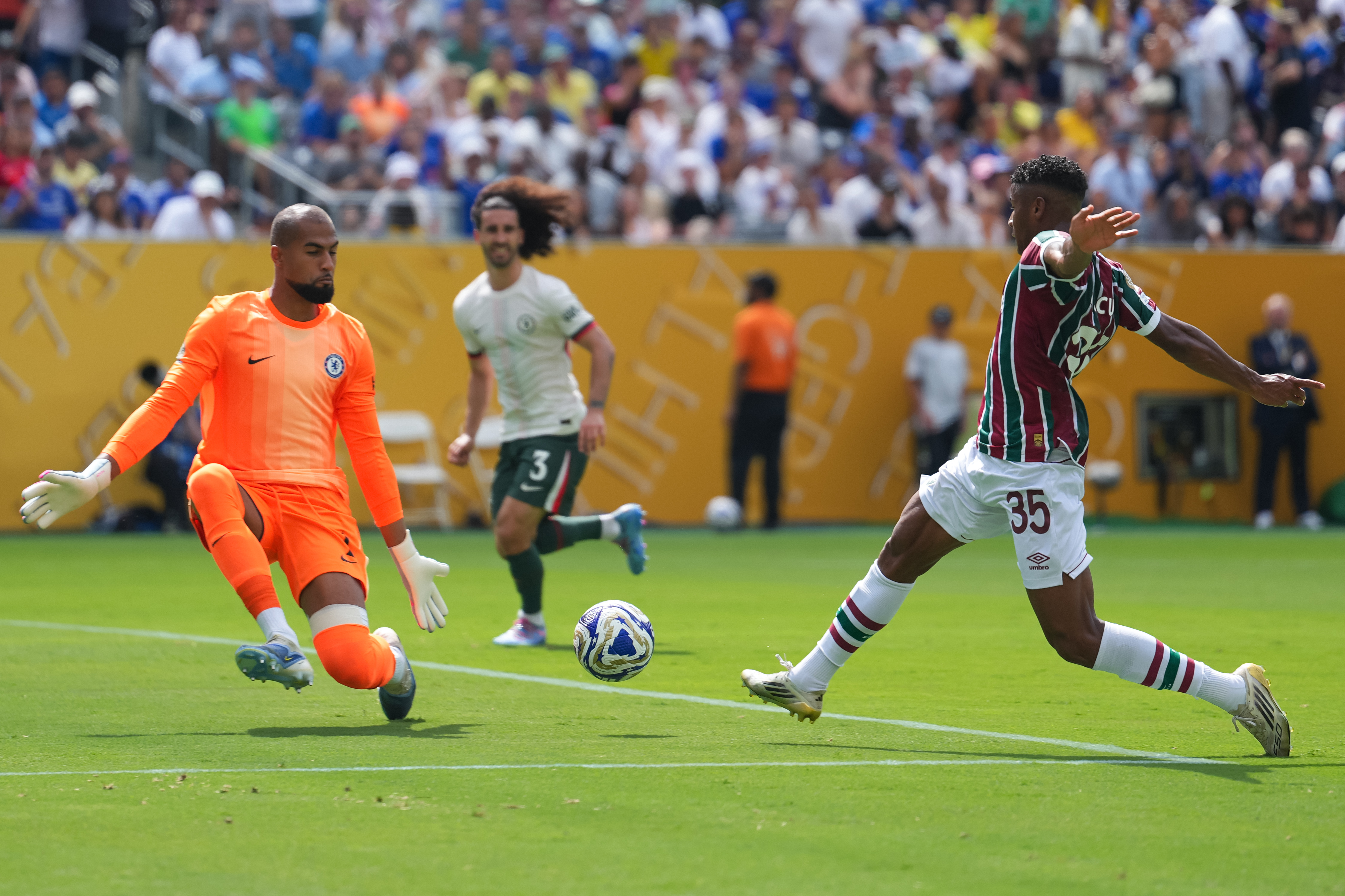 切尔西队员展现球技备战未来比赛