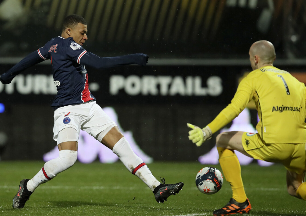 大巴黎球员被曝离队,引发球迷热议 大巴黎球员被曝离队,引发球迷热议